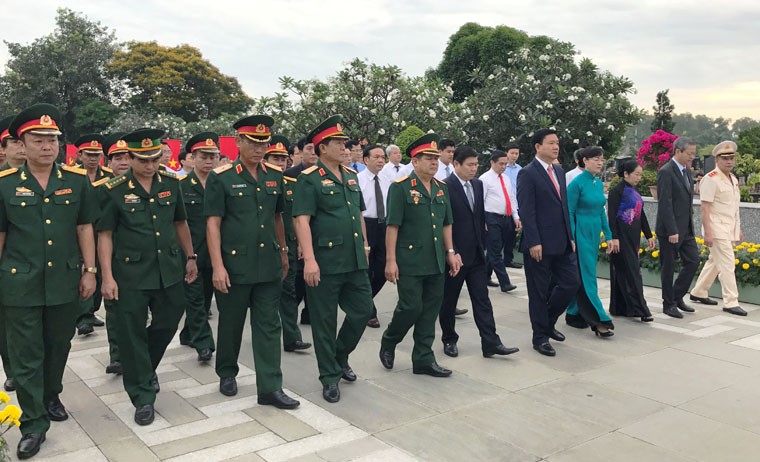 Trong không khí cả nước đang chuẩn bị đón  Tết Nguyên đán Đinh Dậu 2017, thể hiện đạo lý uống nước nhớ nguồn, sáng 27 Tết (24/1), đoàn Lãnh đạo Thành uỷ, HĐND, UBND, Uỷ ban MTTQ Việt Nam TP HCM do Uỷ viên Bộ Chính trị, Bí thư Thành uỷ Đinh La Thăng dẫn đầu đã đến dâng hoa, thắp hương viếng tại nghĩa trang Liệt sĩ TP HCM (quận 9), nơi an nghỉ của hàng nghìn Anh hùng Liệt sĩ hy sinh vì sự nghiệp bảo vệ Tổ quốc.